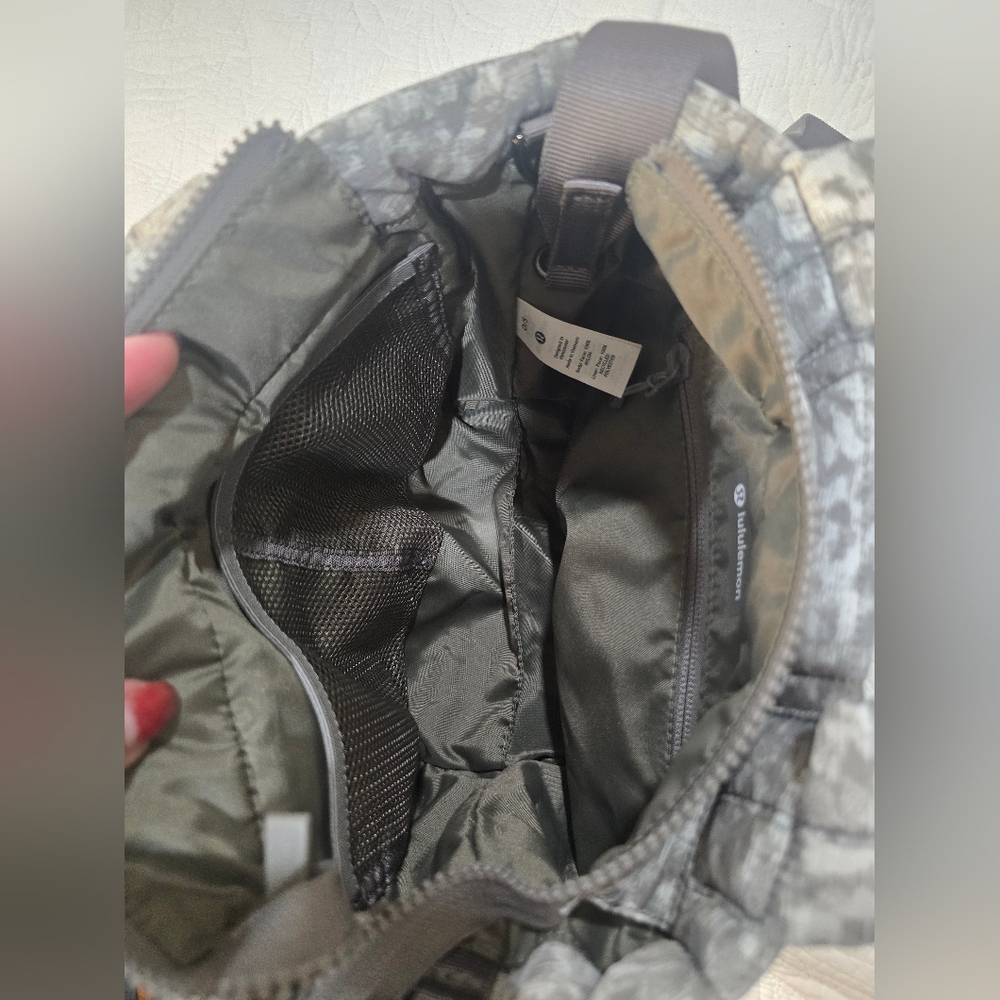 Lululemon Quilted Crossbody 5L - Picture 9 of 16